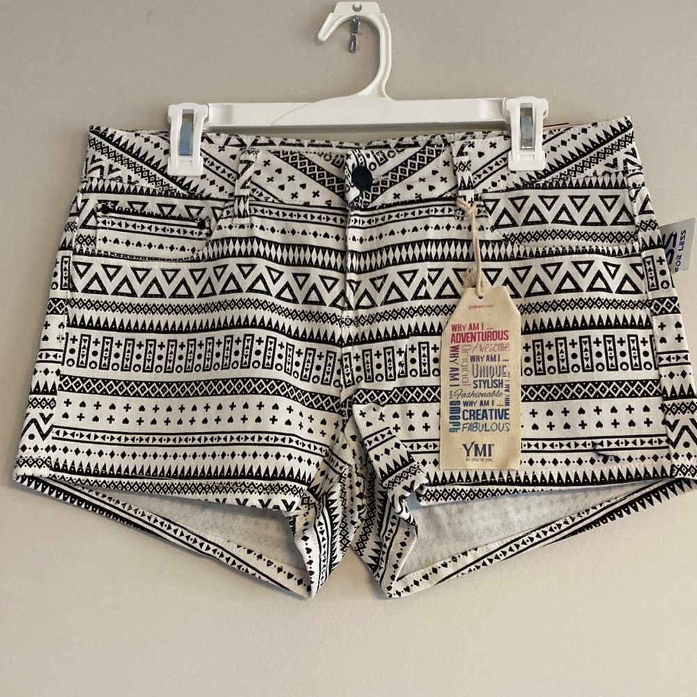 NWT Awesome black and white geometric shorts
